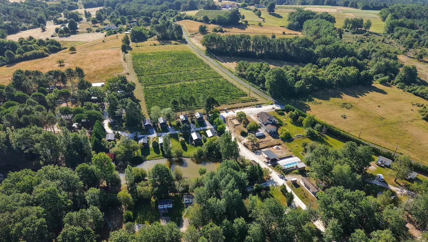 Vue aérienne camping - drone prise de vue drone